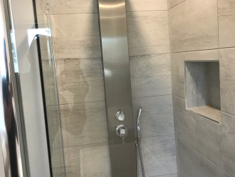 Installation de porte de douche en verre